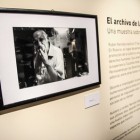 Vista de sala por Guillermo Turín que incluye el retrato de Rubén Naranjo por César Arféliz.