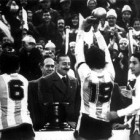Pasarella levanta la copa del mundo ante Videla en la final de Argentina del 78.- AP