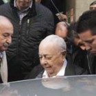 Tras permanecer fuera del país, ayer Pedro Blaquier apareció rodeado por sus abogados y tres custodios. Imagen: DyN