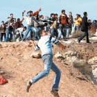 Niños y jóvenes palestinos arrojan piedras contra las fuerzas israelíes en Hebrón, Cisjordania. Imagen: EFE