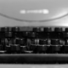 Primerísimo plano de una máquina de escribir, en una de las fotografías de Andrés Macera