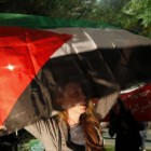 Una mujer israelí se manifiesta en Tel Aviv a favor de la resolución de la ONU de admitir como