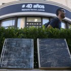 Las cajas instaladas en la terraza-explanada del Museo de la Memoria, en Moreno y Córdoba. Imagen: Sebastián Vargas