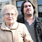 Rosa Roisinblit y su nieto Guillermo Rodolfo Pérez Roisinblit, que recuperó su identidad en 2000, en los tribunales de Retiro. Imagen: Rafael Yohai