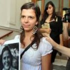 Sabrina Gullino, nacida en el cautiverio de su madre, sigue buscando a su hermano mellizo.
