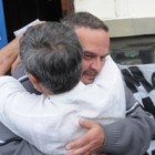 José María Cholo Budassi, sobreviviente del ccd, se abraza con Víctor Almada, pareja de una de las víctimas.