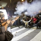 Un policía dispersa a manifestantes en Sao Paulo. / S. M. (EFE)