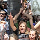 Vigilia. Militantes y familiares celebraron el fallo afuera del tribunal.