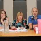 La sobreviviente Stella Hernández junto a los funcionarios Rosa Acosta y Rubén Chababo. Imagen: Alberto Gentilcore.