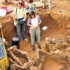 Expertos del Equipo Argentino de Antropología Forense analizan los restos hallados en la capital tucumana.