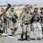 Militares turcos detienen a un kurdo que se manifestaba en apoyo a los kurdos sirios. / Bulent Kilic (AFP)
