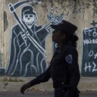 Una oficial de policía camina en un barrio controlado por la mara / S, MELÉNDEZ (AP)