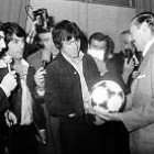 Con rostro humano. El dictador Videla, con los jugadores que ganaron el mundial de fútbol juvenil en 1979, ante la mirada atenta de la prensa.