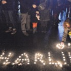 Vigilia con velas en Estrasburgo, Francia, en honor a los periodistas muertos del semanario Charlie Hebdo.