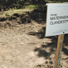 Señalización del Equipo de Antropología Forense donde funcionó una maternidad clandestina en el Campito. Imagen: Rafael Yohai
