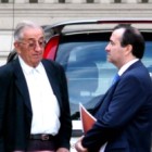 El ex párroco de Casilda y su abogado, cuando declaró en los tribunales de Rosario.